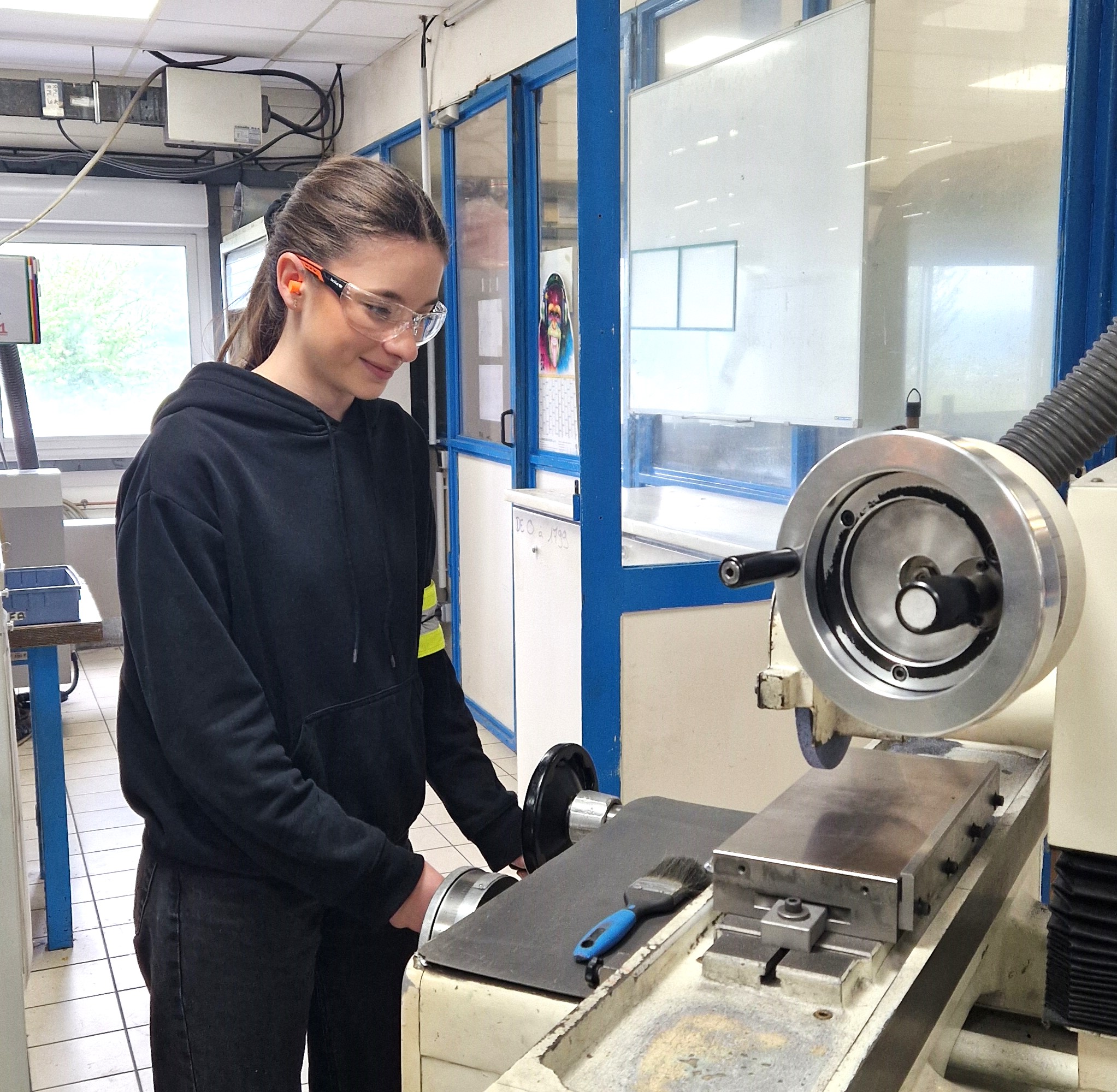 Lola Perrin, en stage chez Auge Microtechnic Group : immersion dans un univers de précision.